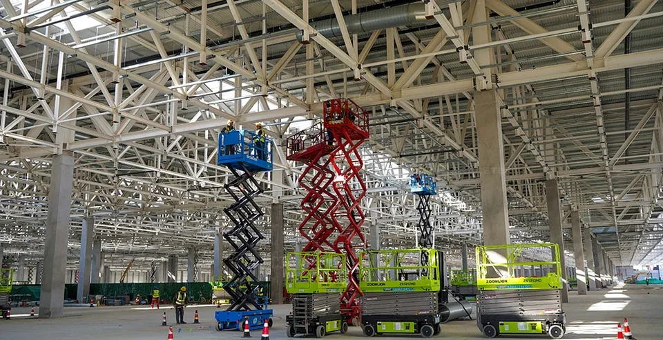 厂房高空安装作业现场