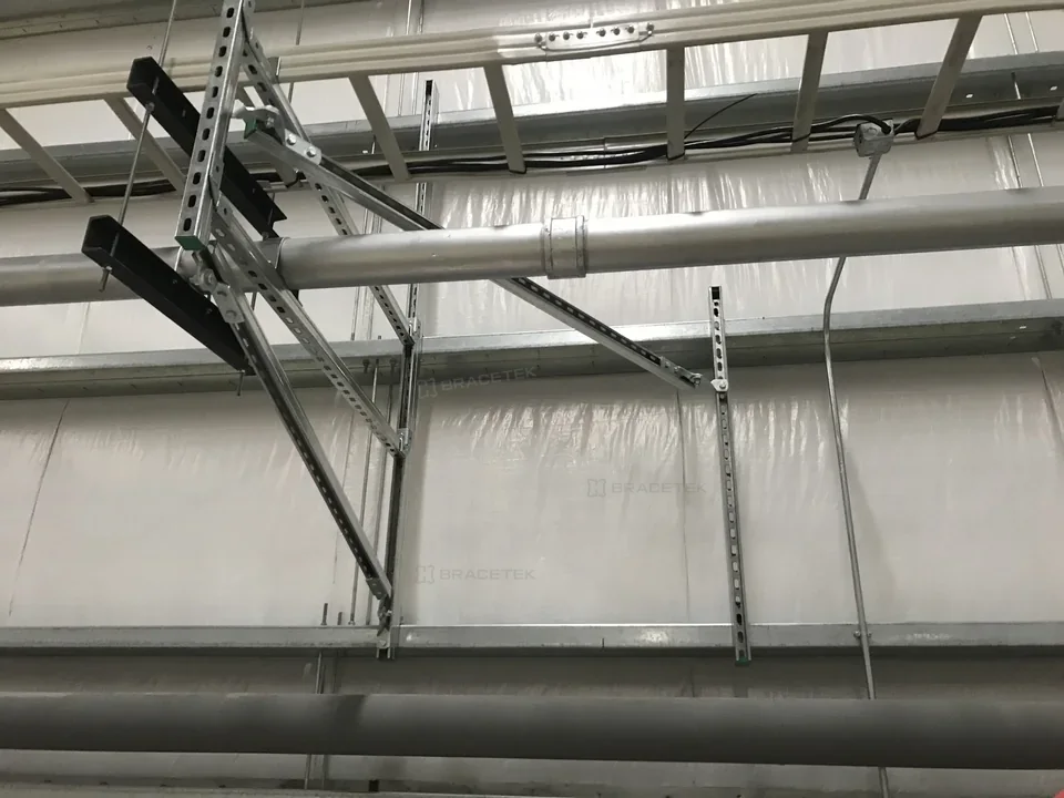 管道与悬挑支架