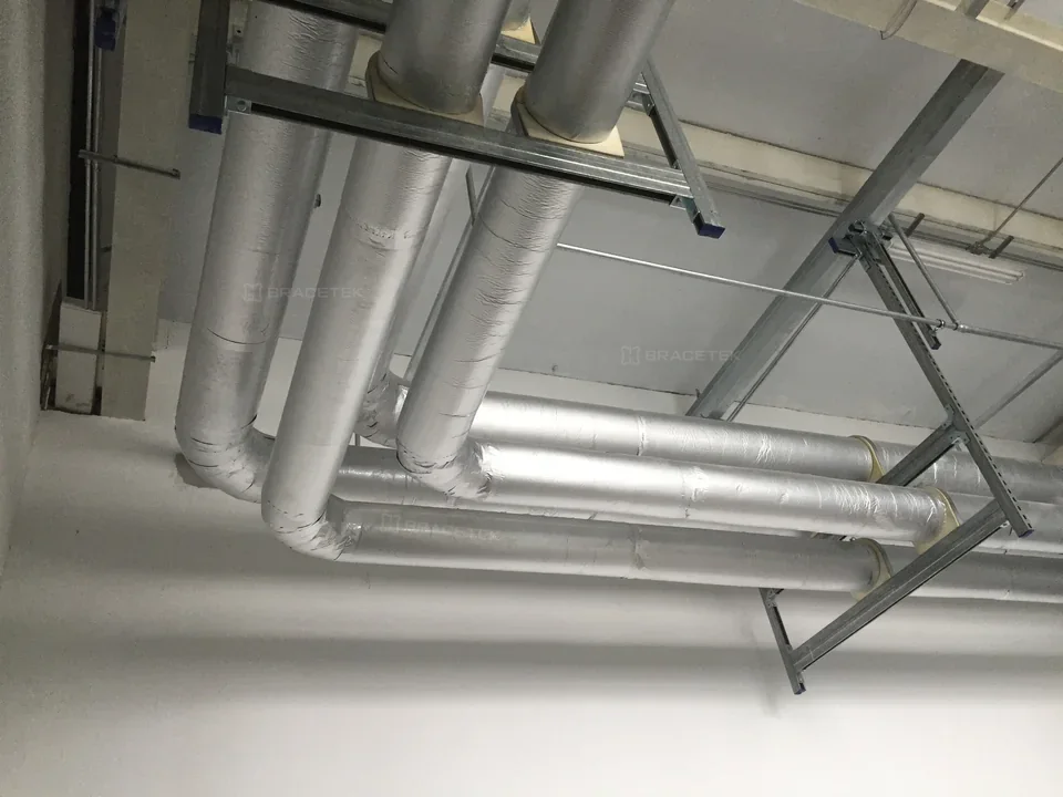 管道转弯区域与支撑构件
