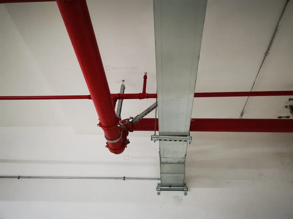 红色管道与金属桥架交汇